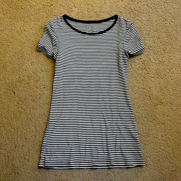 Old navy tee - Picture 1 of 3